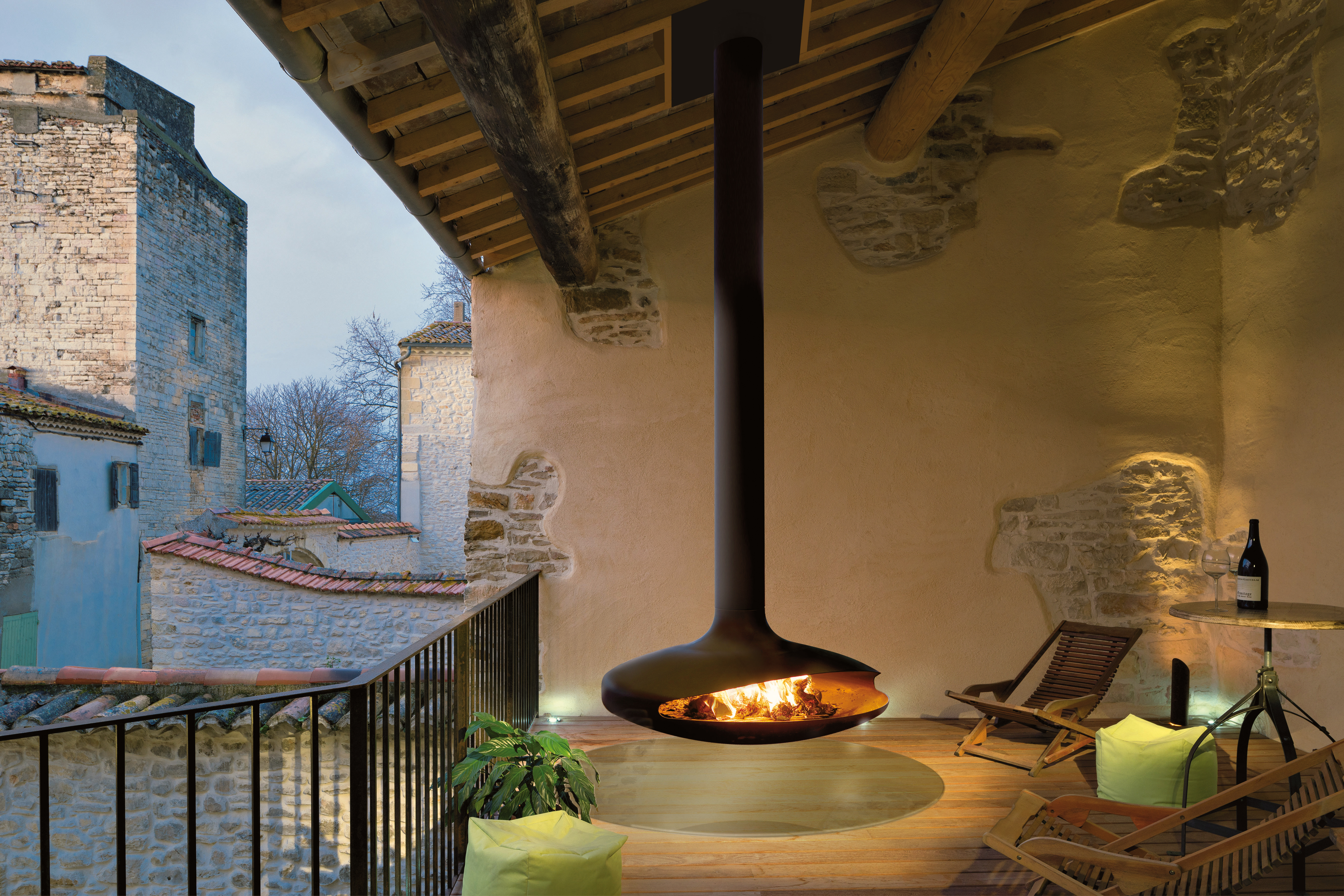 outdoor fireplace with a suspended and pivoting hearth Gyrofocus