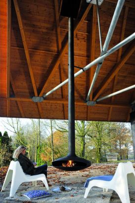 outdoor fireplace with a suspended and pivoting hearth Gyrofocus