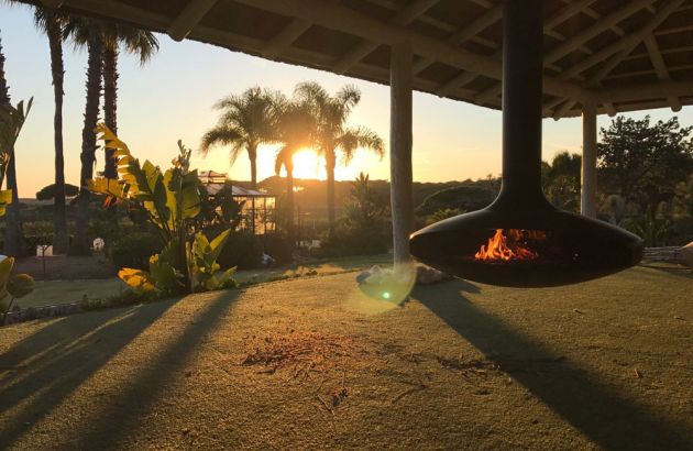 outdoor fireplace with a suspended and pivoting hearth Gyrofocus