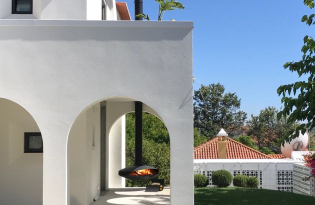 outdoor fireplace with a suspended and pivoting hearth Gyrofocus